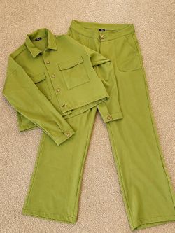 Casual olive green cropped jacket and pants set