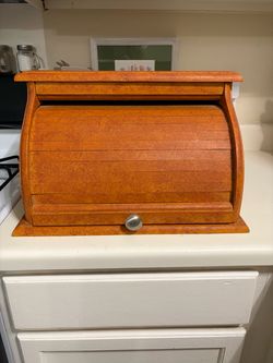 Vintage classic roll-top bread box