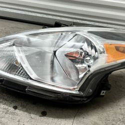 2015 - 2019 NISSAN VERSA HALOGEN LH DRIVER HEADLIGHT OEM