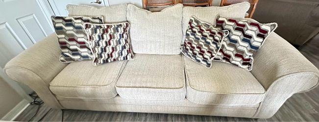 Comfortable and Elegant Sofa Bed / Convertible Sofa Bed (Rooms To Go)