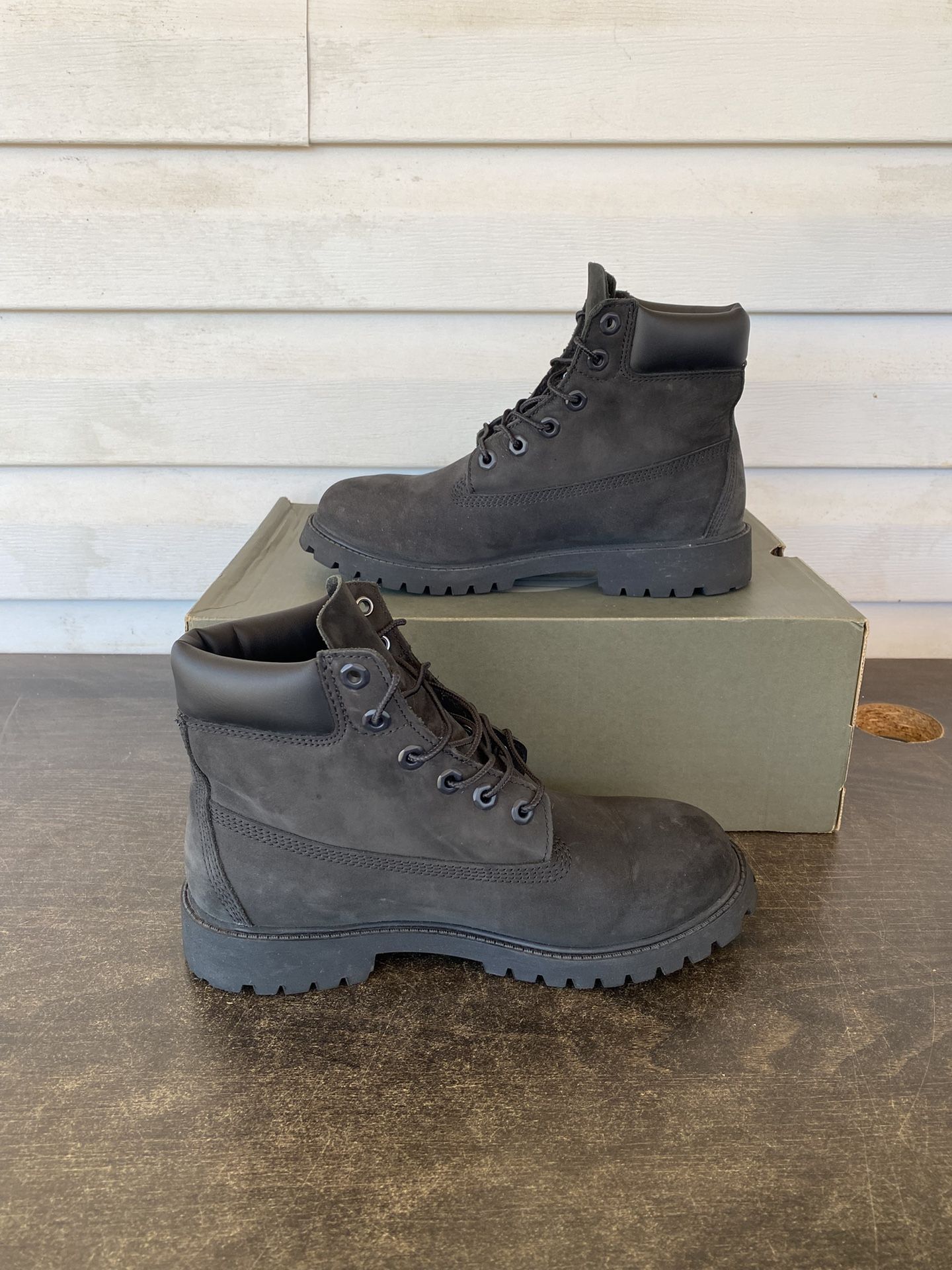 Timberland Premium 6 Inch Waterproof Boots Color Black Nubuck Size 6 Juniors.