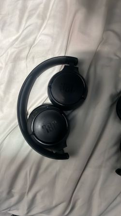 Selling 2 jbl headphophes