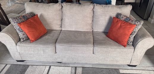 ASHLEY FURNITURE LIVING ROOM SET