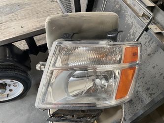 Driver headlight for 2014 - 2017 Nissan NV1500