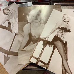 Three Big Pictures Of Marilyn Monroe Need To Be Framed 