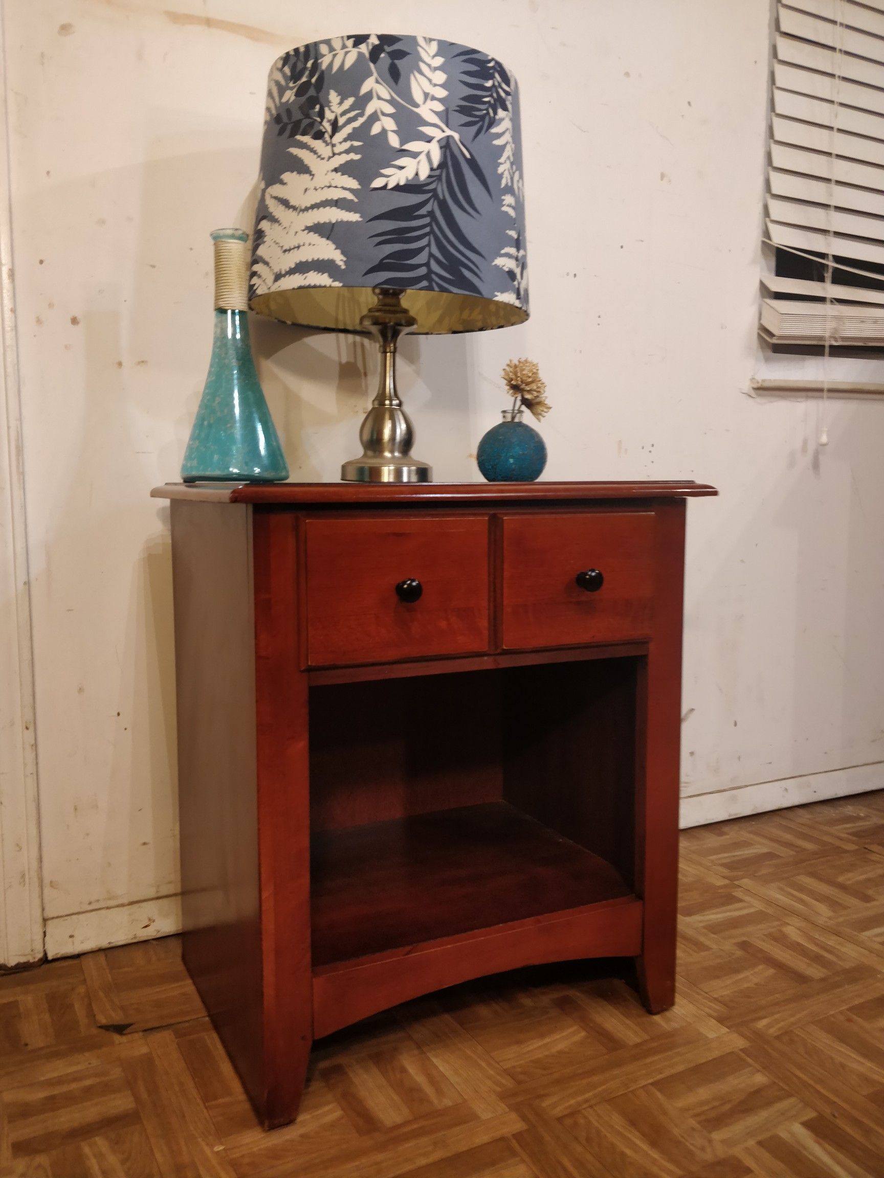 Nice wooden night stand in great condition, made in USA, all drawers working well. L22"*W16"*H25"