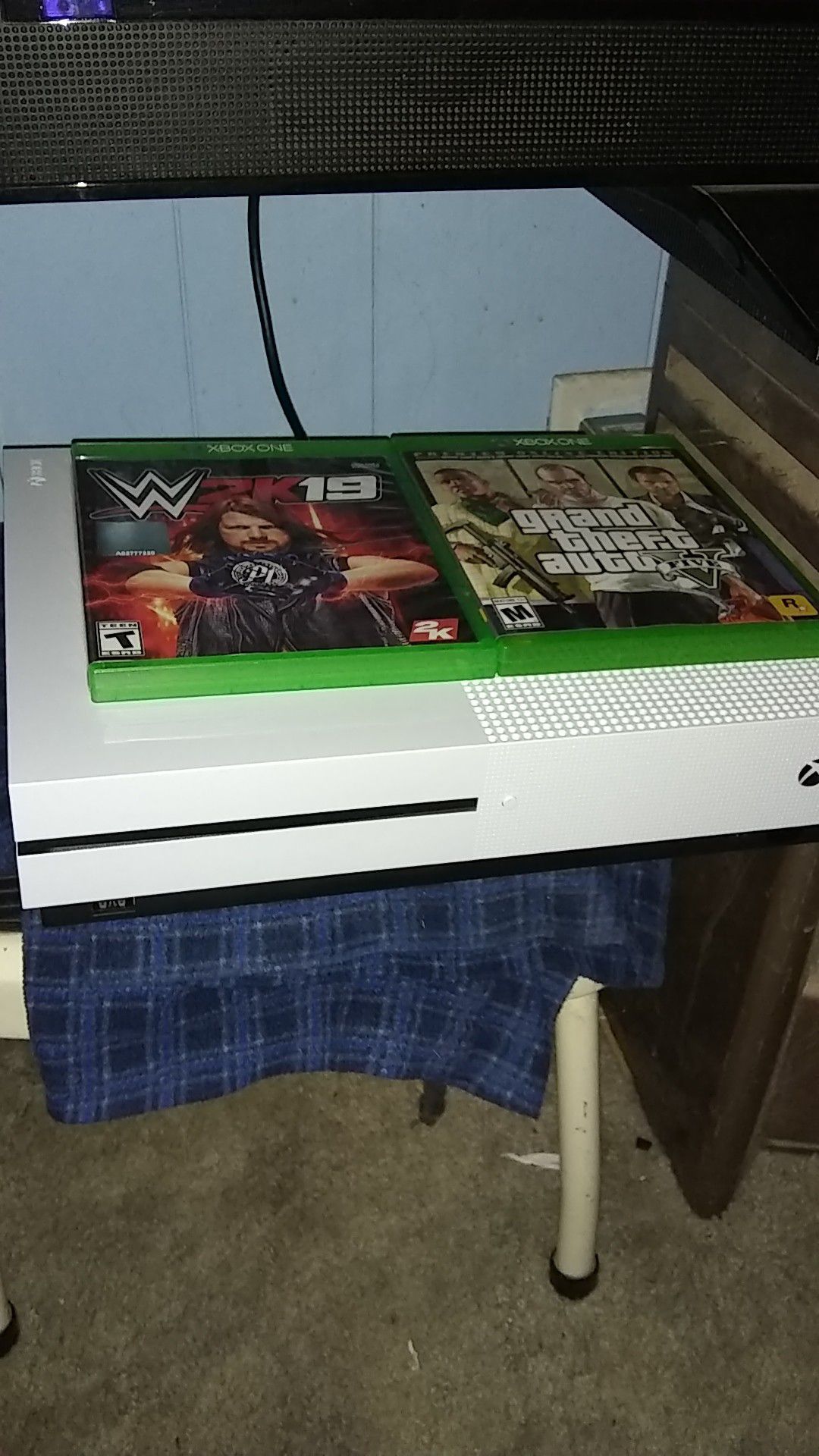 1tb Xbox one s w/controller and 2 games also comes with box too need cash up front