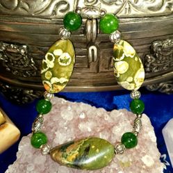 Bracelet green semi precious Stone. Size medium