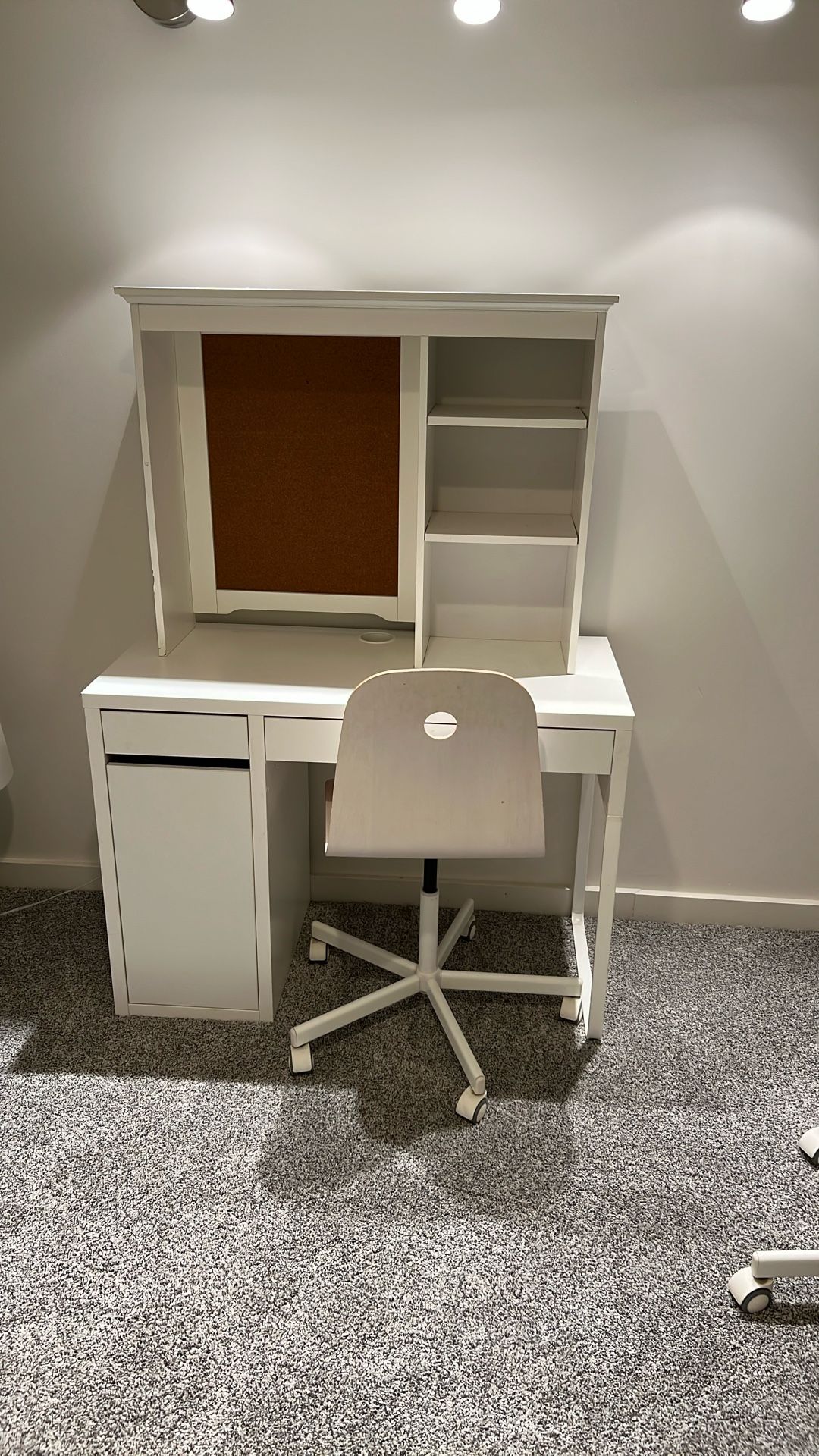 Kids Desk With Hutch and Chair