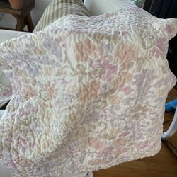 Beautiful floral bedspread, full size bed