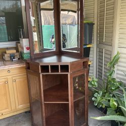 BEAUTIFUL ANTIQUE VINTAGE CORNER GLASS DISPLAY 
