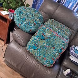 4 Pillow And 1 Round Pillow