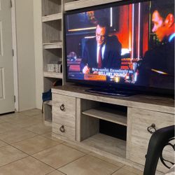 Tv Stand / Entertainment Center