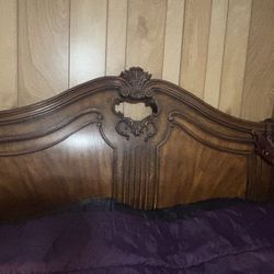 🌟 Elegant Queen Sleigh Bed – Excellent Condition 🌟