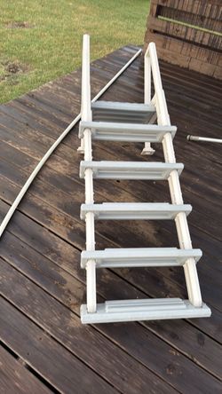 Pool ladder