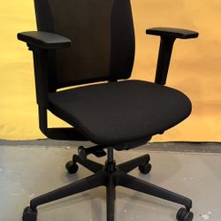 Teknion “around” office chairs w/ sync tilt 💪🏼NEW