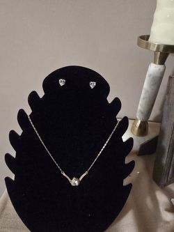 Set cadena con dije y aretes de oro laminado de excelente calidad