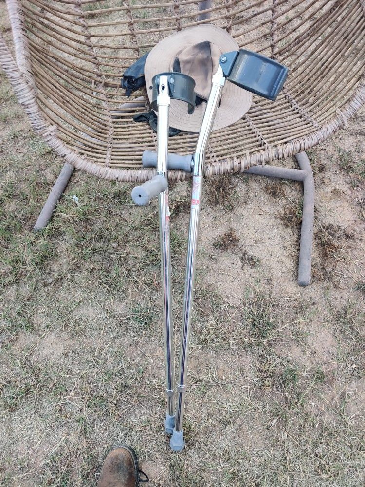 2 Crutches 