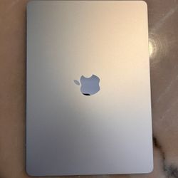 (Used) 2022 - MACBOOK AIR - 13.6 inch - M2 chip - 256gb - Excellent condition (WITH WORKING CHARGER)