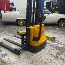 Stacker forklift electric