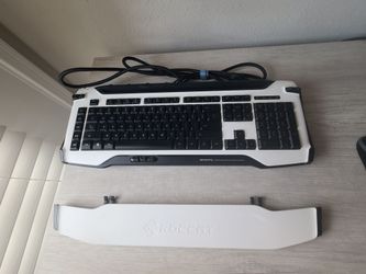 Roccat Skeltr Keyboard