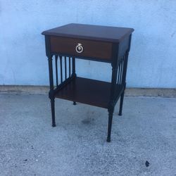 Vintage Accent/End Table W/drawer
