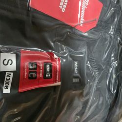 Milwaukee
Men's Small M12 12V Lithium-Ion Cordless AXIS Black Heated Vest (Vest Only)