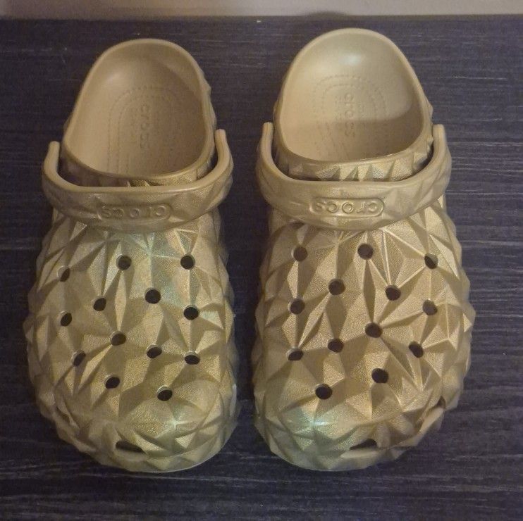 Crocs - Wm(Sz 10) M( Sz 8)