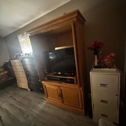 Solid Oak Storage Armoire / Entertainment Center – Excellent Condition