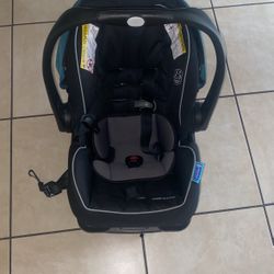 Infant Snug Ride Car Seat WITH Base!! 