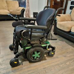 Quantum edge 3 electric wheelchair
Standard version
Good batteries, good tires and casters,
Very good