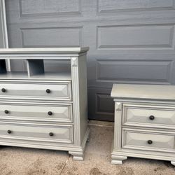 Dresser and nightstand Set