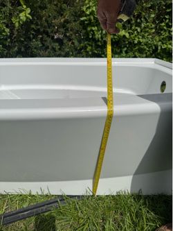 New bathtub (NO BOX) 180$ obo