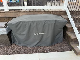 Black stone grill with cover
