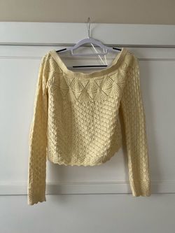 Hollister Off-Shoulder Knit Sweater - Butter Yellow (size Medium)