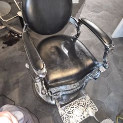 Professional Hydraulic Barber Chair – Excellent Condition