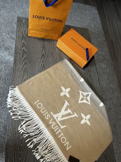 Louıs Vuitton Shawl Gold 