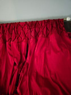 Curtains, decorative pillows and pillow shams