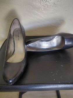 Black leather bandolino pumps