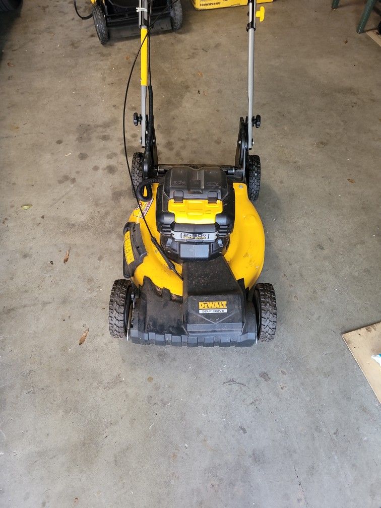 Dewalt 20v Self-Propelled Lawn Mower