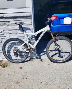 Pivot Mach 5 Mt. bike