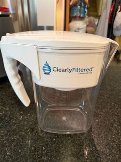 Filtering water pitcher