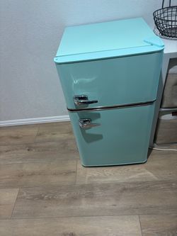 Retro style individual size fridge