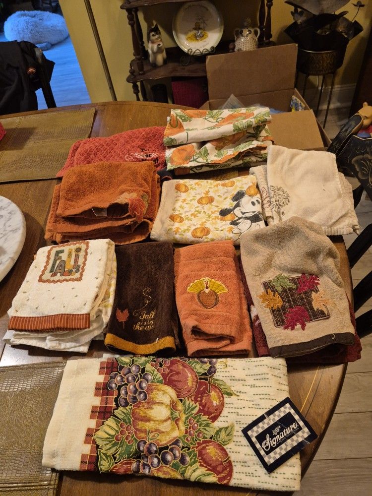 Assortment of fifteen fall hand towels