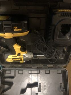 DEWALT drill buttery and charcher