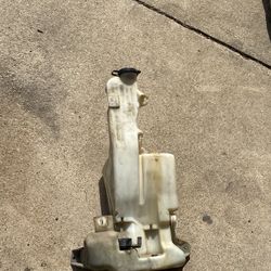 99-06 Chevy Silverado Tahoe Suburban Windshield Wiper Reservoir