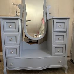 Dresser With Mirror 