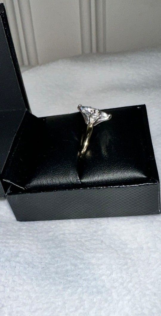 14k Yellow Gold Ring ZIRCONIA Size 7