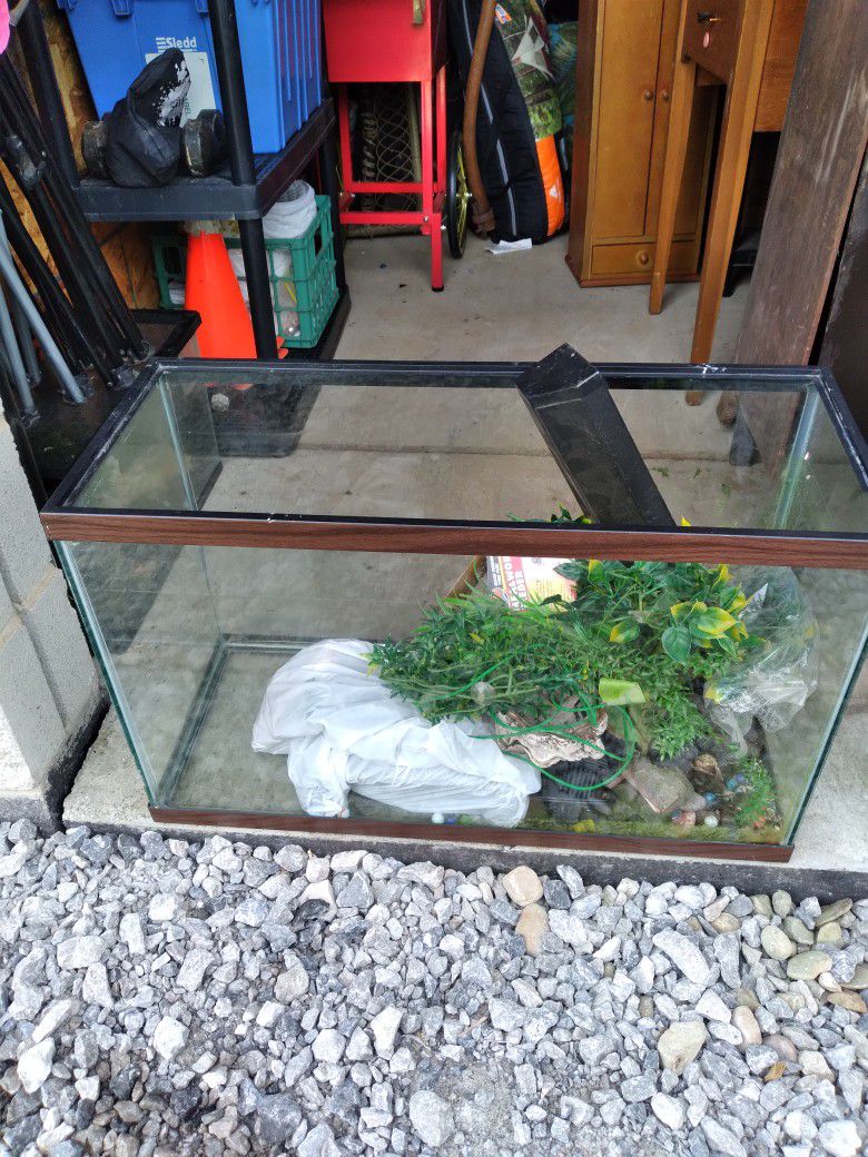 Fish Tank  30 Gal With Assessory 'S