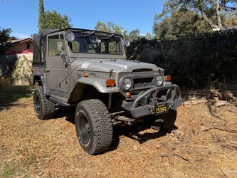 1969 Toyota Land Cruiser FJ40 – Corvette 350 V8, Lifted, 33s